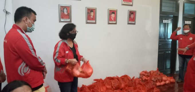 DPC Taruna Merah Putih Kota Bekasi Bagi Sembako Untuk Masyarakat Terdampak Covid-19