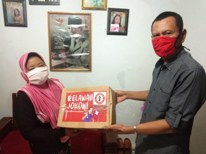 DPC POSPERA Kota Bekasi Membagi Sembako Dan Masker Buat Masyarakat Tidak Mampu
