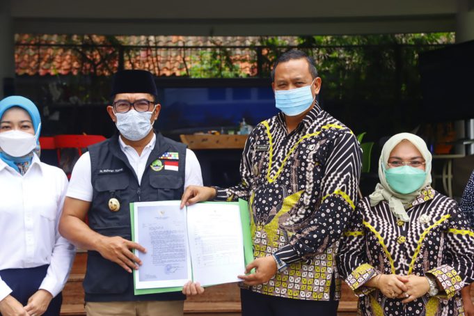 RIDWAN KAMIL SERAHKAN SURAT TUGAS TRI ADHIANTO MENJADI PLT. WALIKOTA KOTA BEKASI