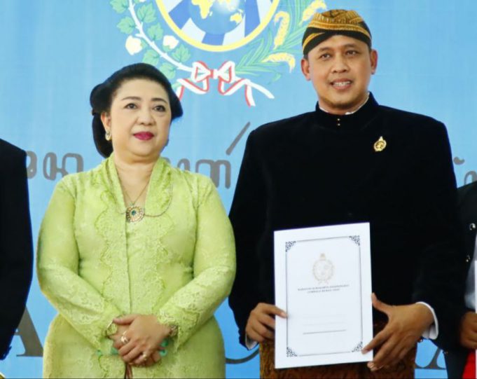 Keraton Surakarta Anugrahi Gelar Kanjeng Raden Tumenggung Kepada Plt Walikota Bekasi