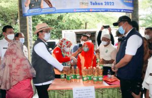 GUBERNUR JABAR BERSAMA PLT. WALI KOTA BEKASI TINJAU LANGSUNG OPERASI PASAR MINYAK GORENG MURAH DI KECAMATAN BEKASI SELATAN