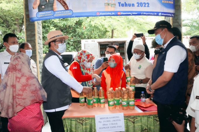 GUBERNUR JABAR BERSAMA PLT. WALI KOTA BEKASI TINJAU LANGSUNG OPERASI PASAR MINYAK GORENG MURAH DI KECAMATAN BEKASI SELATAN