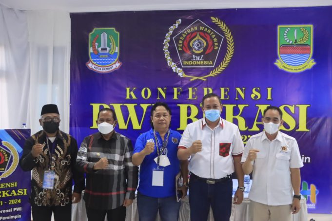 PLT. WALI KOTA BEKASI SECARA RESMI MEMBUKA ACARA KONFERENSI PWI BEKASI RAYA