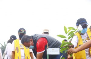 FESTIVAL BACK TO NATURE, TRI ADHIANTO BERSAMA WARGA LAKUKAN AKSI TANAM POHON