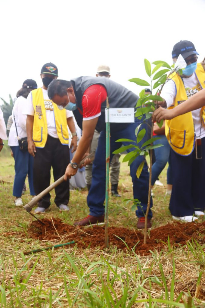 FESTIVAL BACK TO NATURE, TRI ADHIANTO BERSAMA WARGA LAKUKAN AKSI TANAM POHON