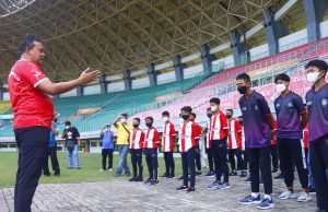 PLT. WALI KOTA BEKASI HANTARKAN CLUB BOLA U13 DAN U 15 TANDING PIALA SURATIN TINGKAT JABAR