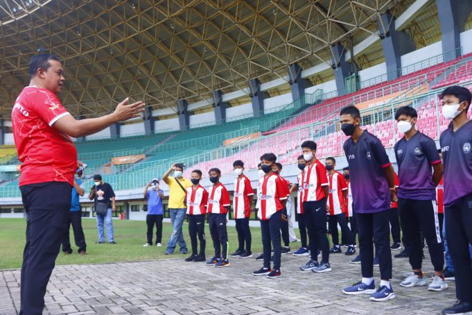 PLT. WALI KOTA BEKASI HANTARKAN CLUB BOLA U13 DAN U 15 TANDING PIALA SURATIN TINGKAT JABAR