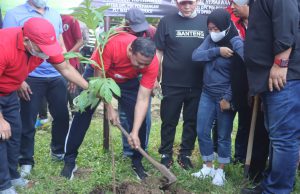 PLT. WALI KOTA BEKASI TRI ADHIANTO SENAM BERSAMA WARGA SKALIGUS SIMBOLIS TANAM 1000 POHON SUKUN