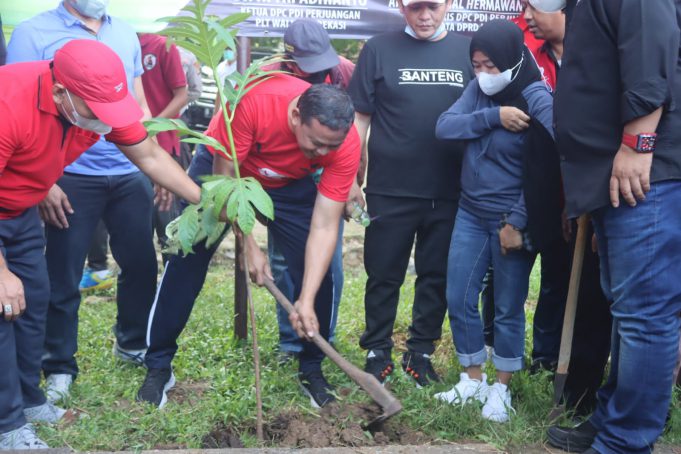 PLT. WALI KOTA BEKASI TRI ADHIANTO SENAM BERSAMA WARGA SKALIGUS SIMBOLIS TANAM 1000 POHON SUKUN