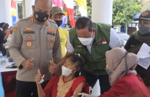 Tri Adhianto Plt. Walikota Bekasi Tinjau Proses Vaksinasi di Alun-Alun