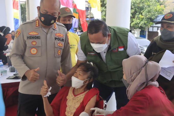 Tri Adhianto Plt. Walikota Bekasi Tinjau Proses Vaksinasi di Alun-Alun