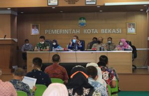Tingkatkan Capaian Vaksinasi Lansia, Plt Wali Kota Bekasi Pimpin Evaluasi Pelaksanaan Vaksinasi Bersama Tiga Pilar