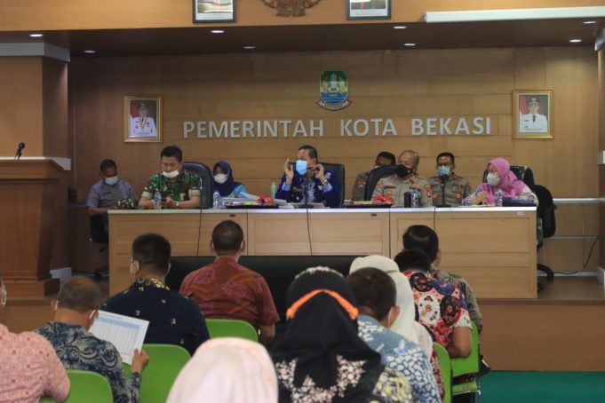 Tingkatkan Capaian Vaksinasi Lansia, Plt Wali Kota Bekasi Pimpin Evaluasi Pelaksanaan Vaksinasi Bersama Tiga Pilar