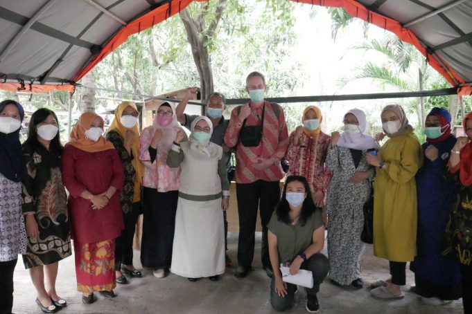 Perwakilan UNESCO Minum Jamu Bersama Masyarakat Bojong Rawalumbu Kota Bekasi