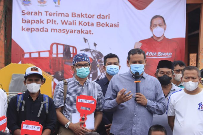 PLT WALI KOTA BEKASI SERAHKAN BAKTOR KE MASYARAKAT