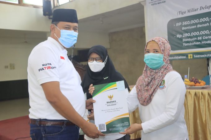 Plt Wali Kota Bekasi Serahkan Distribusi Bantuan Dana Zakat Secara Simbolis