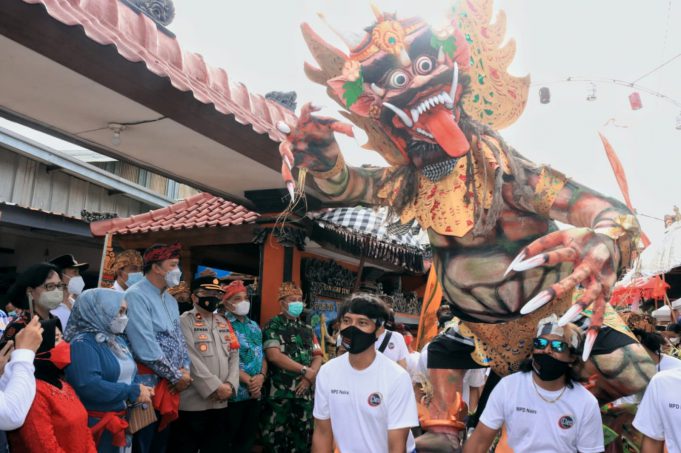 Meriahkan HUT Kota Bekasi ke 25 Tahun, Plt. Wali Kota Buka Festival Kampung Bali di Harapan Jaya