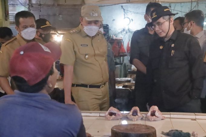Wamentan RI Bersama Plt. Wali Kota Bekasi Melakukan Operasi Pasar Terkait Kenaikan Harga Pangan Menjelang Bulan Ramadhan
