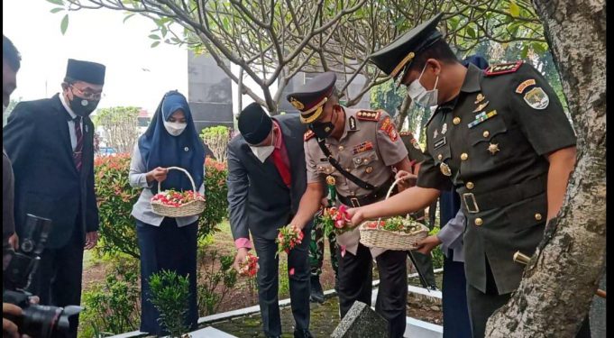 Peringati HUT ke-25 Kota Bekasi, Pemkot Bekasi dan DPRD Kota Bekasi Tabur Bunga di TMP Bulak Kapal