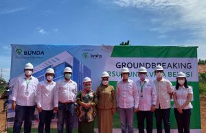 Plt Ketua TP PKK Kota Bekasi Wiwiek Hargono Tri Adhianto bersama Kepala Dinas Kesehatan Kota Bekasi Tanti Rohilawati Hadiri Ground Breaking pembangunan RS Bunda Vida Bekasi