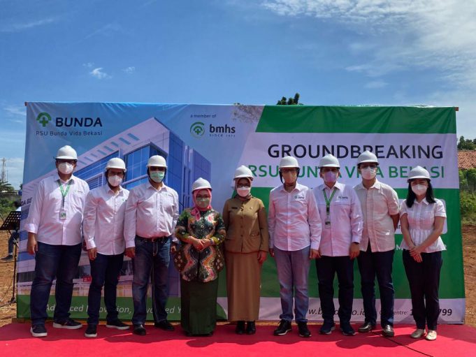 Plt Ketua TP PKK Kota Bekasi Wiwiek Hargono Tri Adhianto bersama Kepala Dinas Kesehatan Kota Bekasi Tanti Rohilawati Hadiri Ground Breaking pembangunan RS Bunda Vida Bekasi