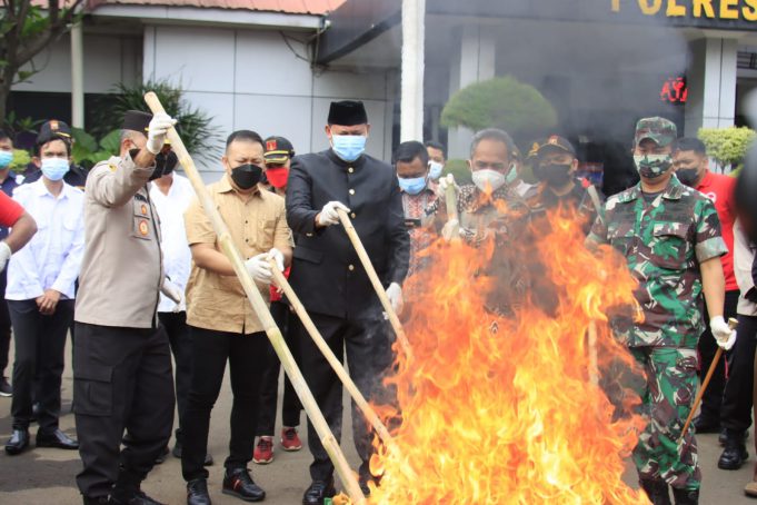 POLRES METRO BEKASI KOTA MUSNAHKAN BARANG BUKTI MIRAS DAN NARKOBA JENIS GANJA, SHABU DAN GORILA