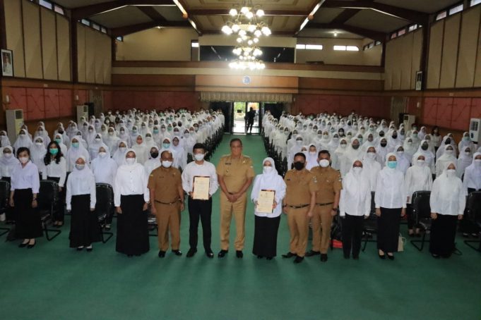 Serahkan SK Untuk 227 CPNS, Plt. Wali Kota Tegaskan Berikan Pelayanan Terbaik, Tanggung Jawab, Loyalitas, serta Jaga Nama Baik Pemerintah