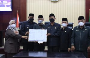 Plt. Wali Kota Bekasi Bersama Forkopimda Hadiri Rapat Paripurna DPRD Kota Bekasi Terkait Rotasi Perangkat AKD DPRD Periode 2022-2024