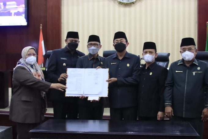 Plt. Wali Kota Bekasi Bersama Forkopimda Hadiri Rapat Paripurna DPRD Kota Bekasi Terkait Rotasi Perangkat AKD DPRD Periode 2022-2024