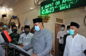 Tandatangani Prasasti Masjid, Plt. Wali Kota Bekasi Laksanakan Shalat Jumat di Masjid Ash-Shofar Kecamatan Bekasi Timur