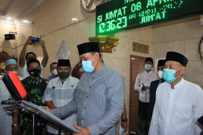 Tandatangani Prasasti Masjid, Plt. Wali Kota Bekasi Laksanakan Shalat Jumat di Masjid Ash-Shofar Kecamatan Bekasi Timur