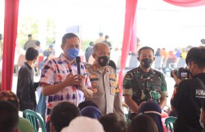 PLT WALI KOTA BEKASI TINJAU VAKSINASI DI ALUN-ALUN KOTA BEKASI
