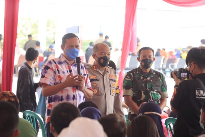 PLT WALI KOTA BEKASI TINJAU VAKSINASI DI ALUN-ALUN KOTA BEKASI