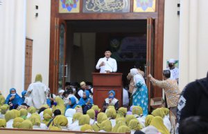 TRI ADHIANTO HADIRI ACARA SANTUNAN AKBAR DI MASJID AL – MUSLIMUN