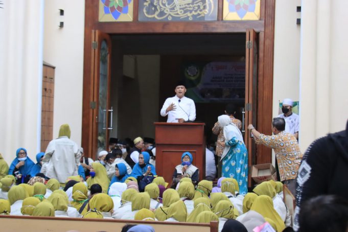 TRI ADHIANTO HADIRI ACARA SANTUNAN AKBAR DI MASJID AL – MUSLIMUN
