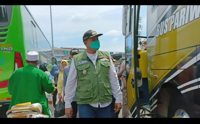 Plt Wali Kota Bekasi Sidak di Terminal Bekasi, Mengatur Pemudik Terlantar Akibat Gagal Berangkat Tepat Waktu