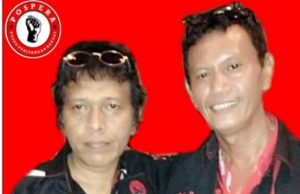 ADIAN NAPITUPULU, ADA YANG LEMPAR BATU SEMBUNYI TANGAN