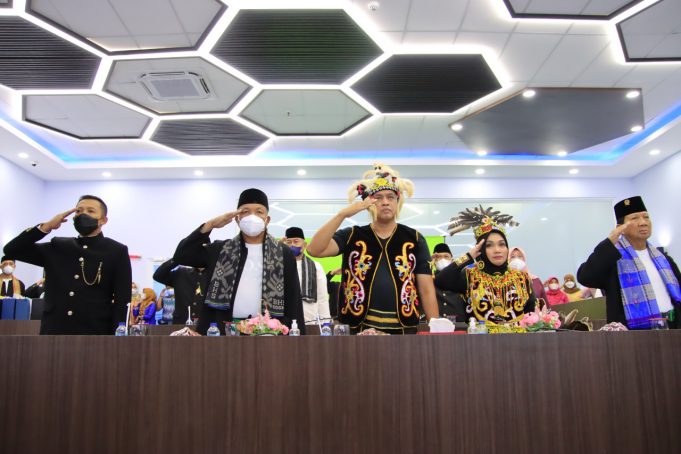 TRI ADHIANTO PLT WALIKOTA BEKASI HADIRI UPACARA PERINGATAN HARI LAHIR PANCASILA DENGAN MEMAKAI PAKIAN ADAT DAYAK