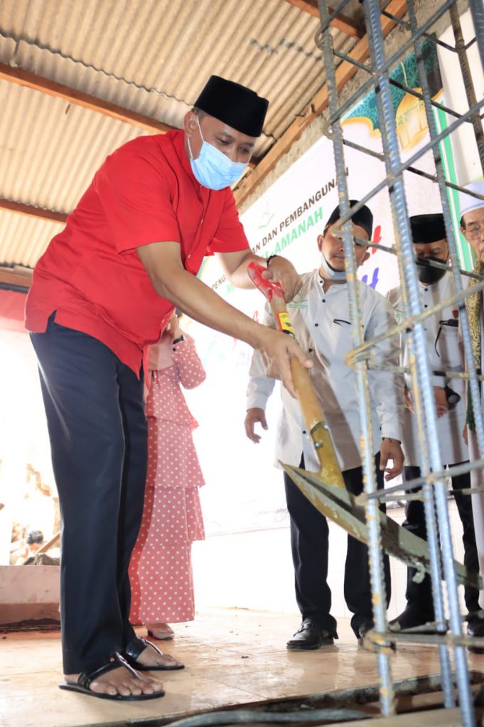 Plt. Wali Kota Bekasi Tri Adhianto Lakukan Peletakan Batu Pertama Di Masjid Al Amanah