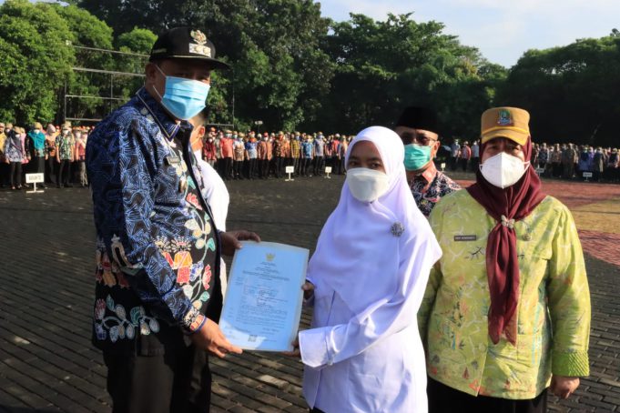 Tri Adhianto Plt. Wali Kota Serahkan 377 SK PPPK di Kota Bekasi