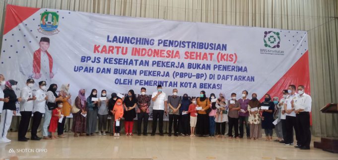 TRI ADHIANTO PLT WALI KOTA BEKASI SERAHKAN KARTU BPJS DI TIGA KECAMATAN KOTA BEKASI