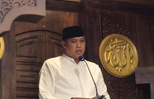 RUTINITAS TRI ADHIANTO PLT. WALIKOTA BEKASI SHOLAT JUM’AT SAMBIL SAPA WARGA
