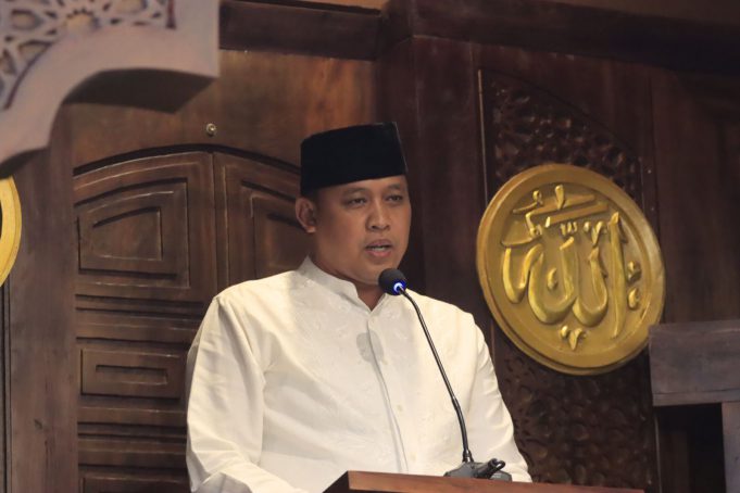 RUTINITAS TRI ADHIANTO PLT. WALIKOTA BEKASI SHOLAT JUM’AT SAMBIL SAPA WARGA