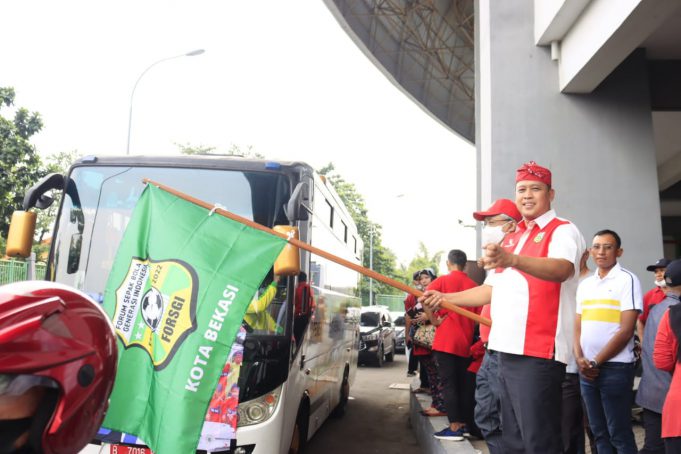 PLT. WALI KOTA BEKASI LEPAS FORSGI KOTA BEKASI IKUT TURNAMEN SEPAK BOLA LIGA JAWA BARAT
