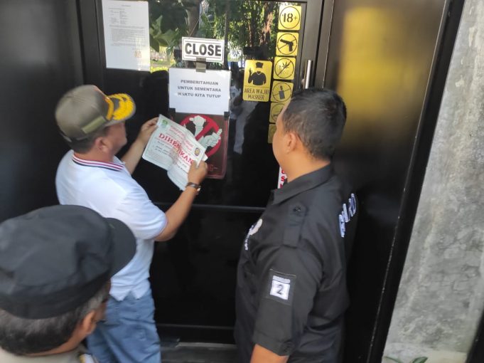 Pemkot Bekasi Pasang Stiker Penghentian Usaha Hollywings Bekasi