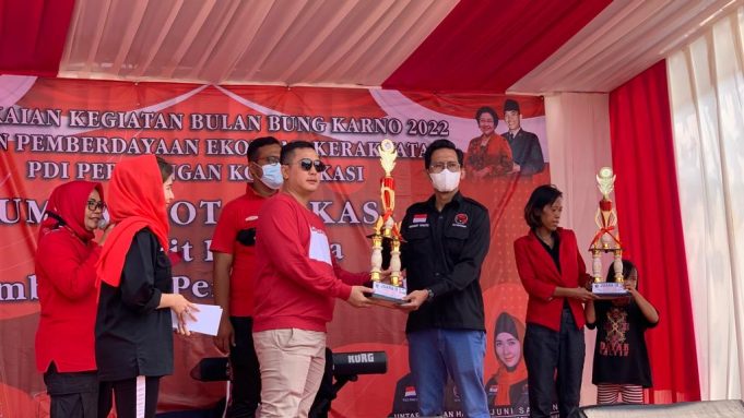 BPEK PDI Perjuangan Kota Bekasi Serahkan Hadiah Pemenang Lomba Baca Puisi dan Pidato dalam Peringati Bulan Bung Karno