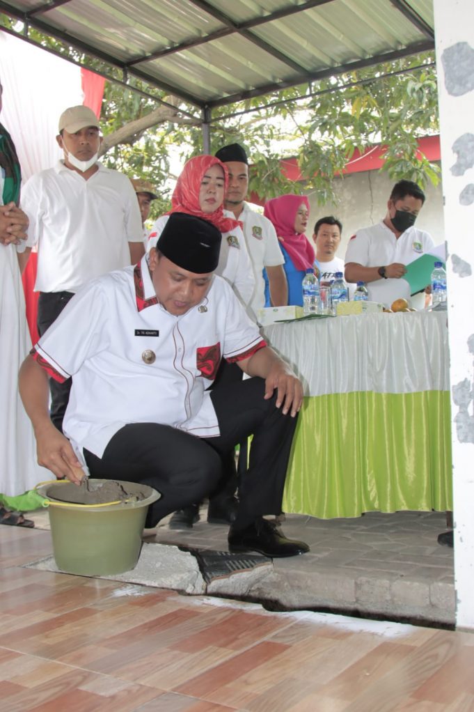 PLT. WALIKOTA TRI ADHIANTO LAKUKAN PELETAKAN BATU PERTAMA DIMUSHOLAH AR RAHMAN PERWIRA BEKASI UTARA