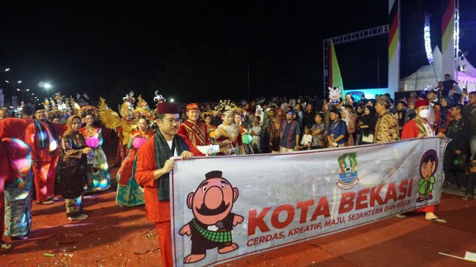 TRI ADHIANTO PLT. WALI KOTA BEKASI MENGIKUTI PAWAI BUDAYA NUSANTARA APEKSI XV KOTA PADANG