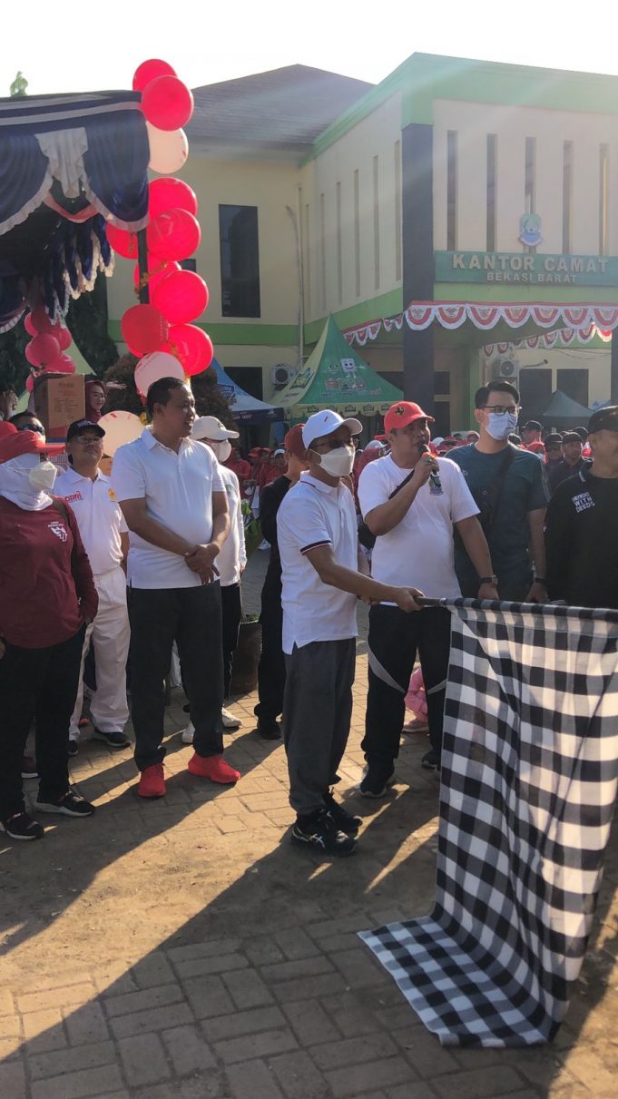 TRI ADHIANTO PLT. WALI KOTA LEPAS GERAK JALAN SEHAT KECAMATAN BEKASI BARAT