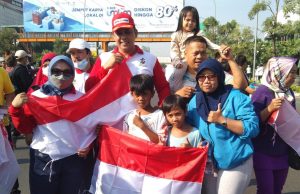 Jelang HUT RI, Tri Adhianto Plt. Wali Kota Bekasi Ikuti Gerakan Nasional Pembagian 10 Juta Bendera Merah Putih di Area CFD